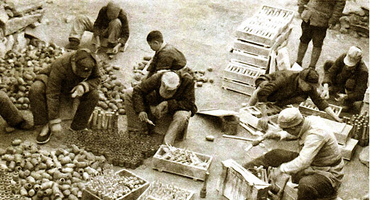 888电子集团的前身华兴铁工厂降生，，，后生长为徐州重型机械厂