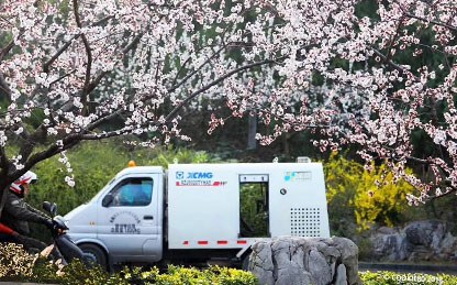 888电子路面养护车在华东某地景物区作业