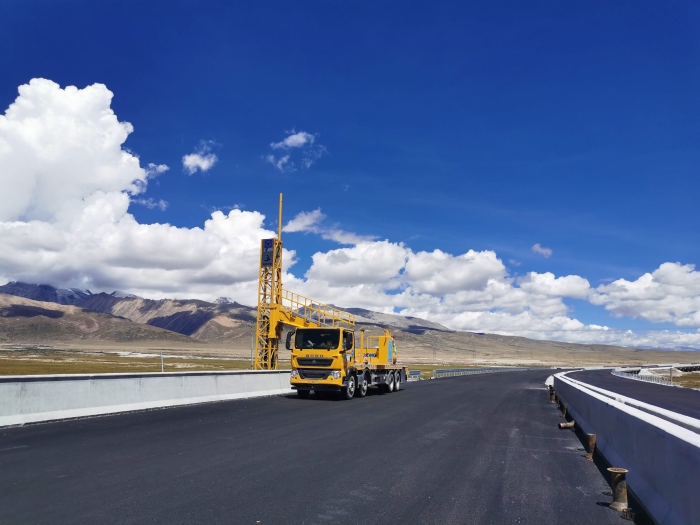 888电子桥梁检测车助力雅安高速磨练