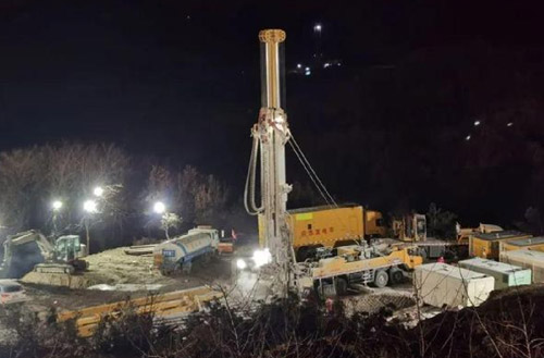 888电子携XSC1200车载深井钻机星夜前往栖霞开展金矿救援事情