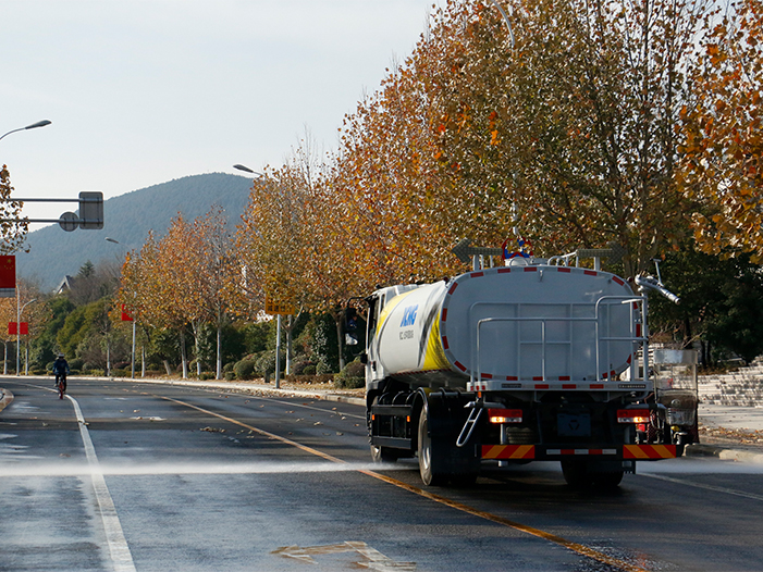 888电子洒水车在徐州珠山路洒水作业