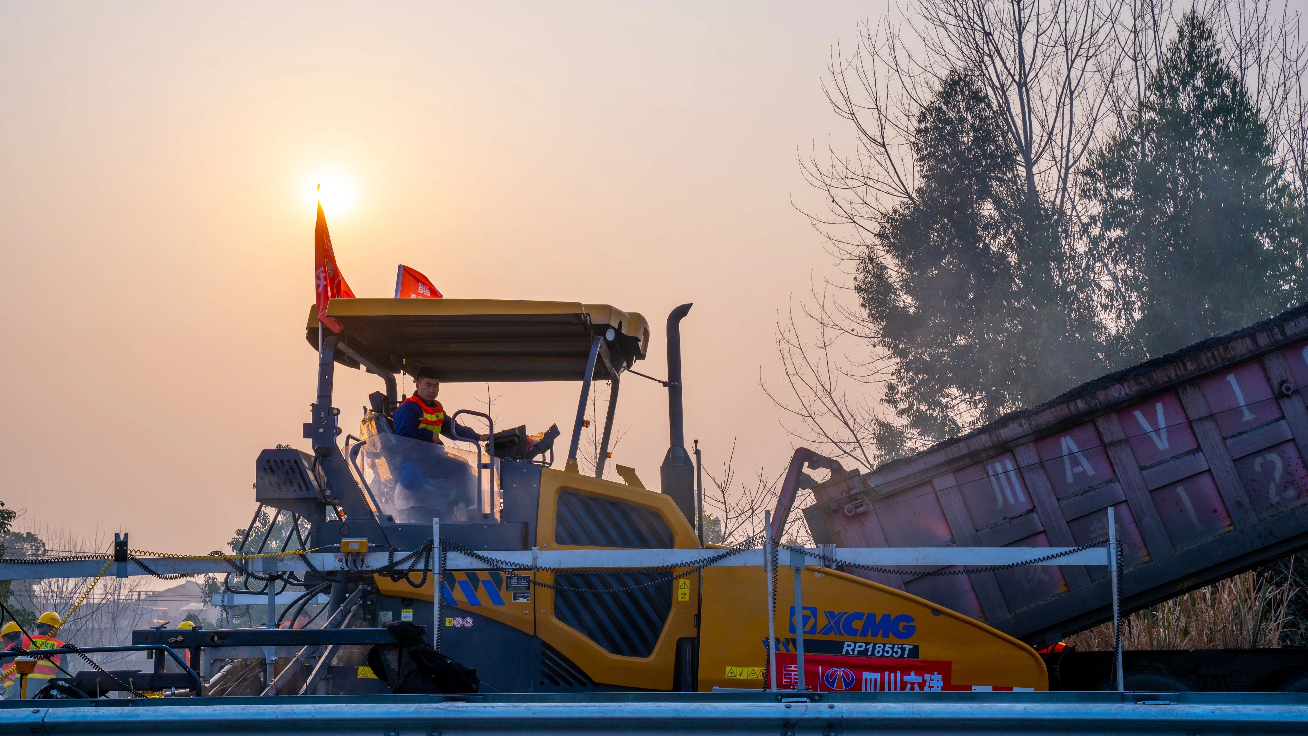 18天！888电子成套沥青路面装备助力成绵高速罩面施工！