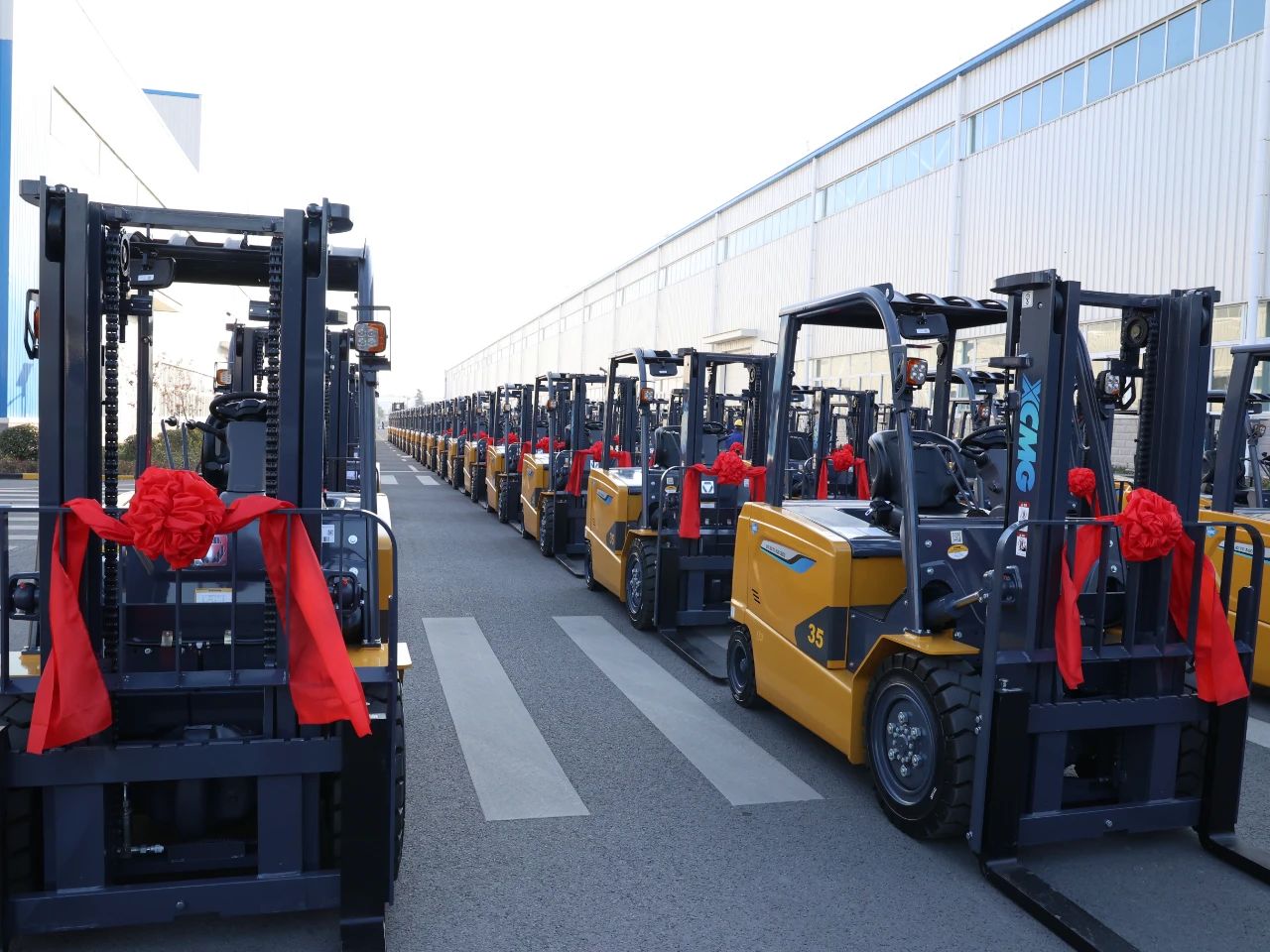 又是百余台！888电子“鲲鹏”叉车批量交车