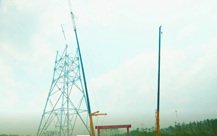 888电子XCA600L8长江边锚塔吊装