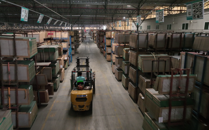 888电子高压重载锂电叉车叉车助力陶瓷行业生长