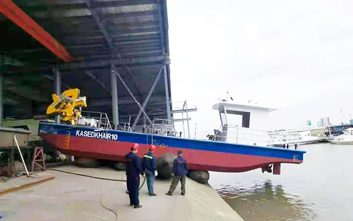 888电子定制化船用起重机举行海上作业