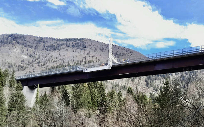 背靠阿尔卑斯山脉，，，，，888电子桥梁检测车“C位”打卡