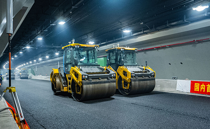 【智能化】天下首次，，，，，，，888电子“黑科技”无人摊铺大秀！