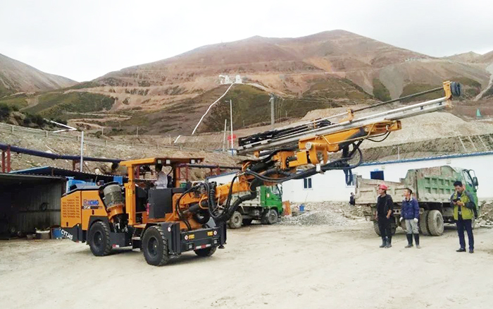 铁矿开采，，，，，，，888电子矿用液压掘进钻车先入为主！