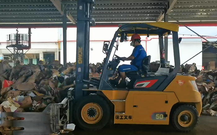 有实力！888电子孔雀电动叉车强势入驻造纸行业