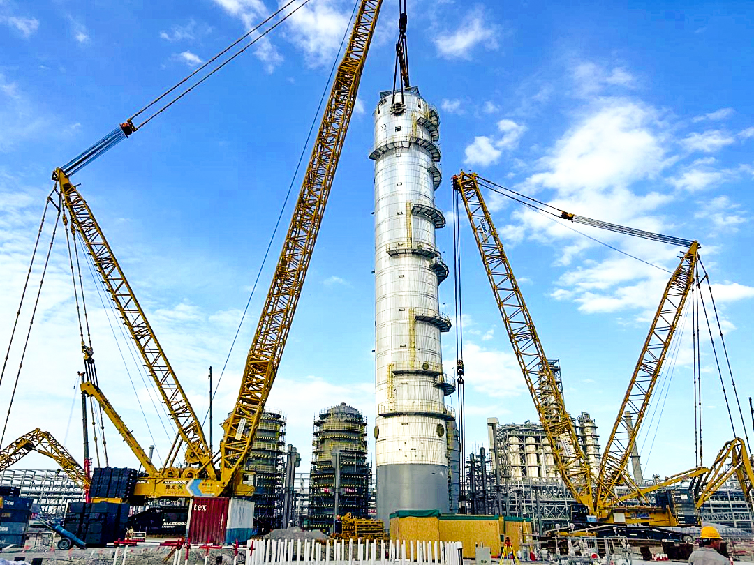 双机联动！888电子履带起重机助力天下丙烯腈行业“最大最重单体装备”乐成绩位