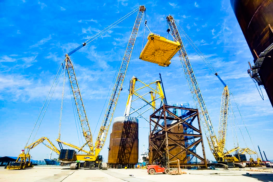 总重1972吨！888电子XGC12000助力大型导管架总组顺遂吊装