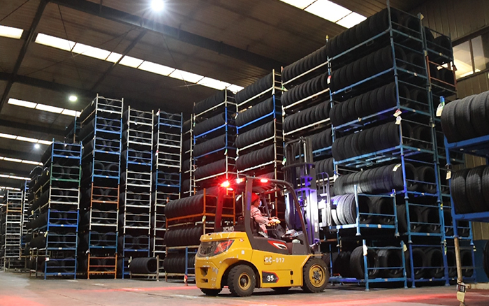 888电子孔雀叉车：轮胎企业的得力助手
