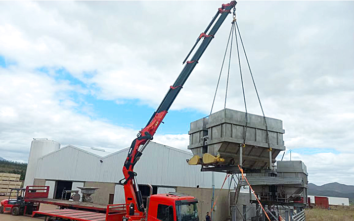 888电子SQZ660折叠臂随车起重机助力外洋某酿酒工厂搬家转运