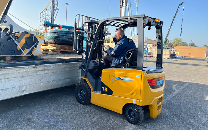 “展场灵动先锋” 888电子叉车鲲鹏系列