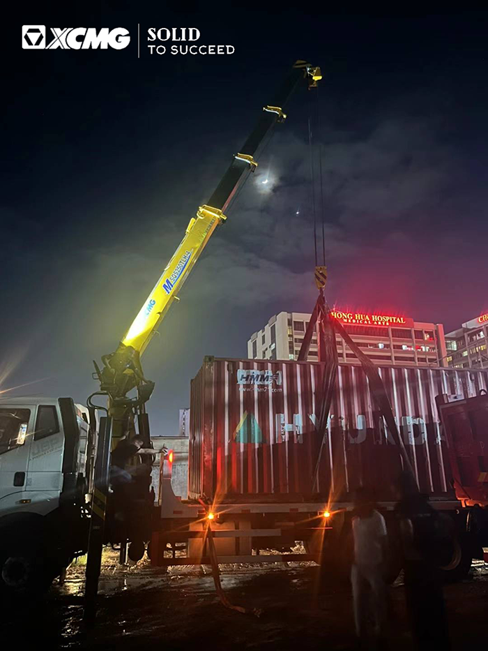 888电子随车起重机在东南亚精彩完成集装箱转运施工