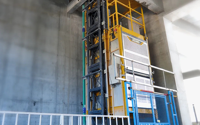 性能规范！888电子井道施工升降机助建超高层商务中心项目