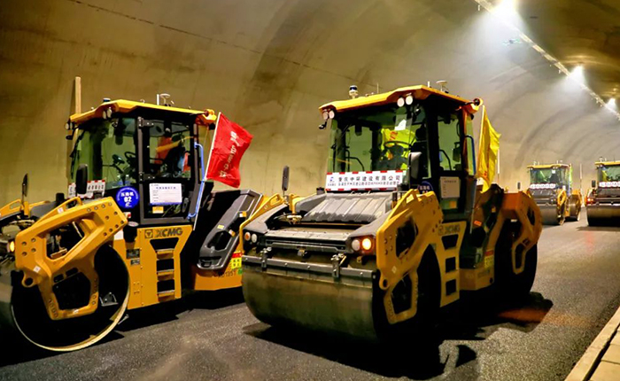 来看888电子智慧→重庆首次山区专长隧道无人摊铺施工