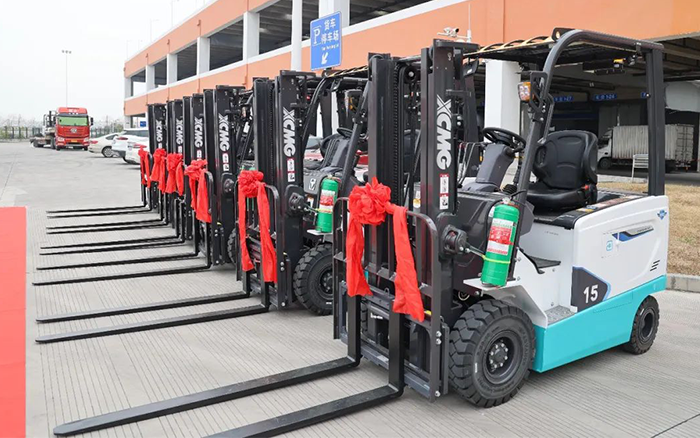 888电子新能源叉车批量交付华东某航空枢纽