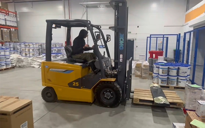 888电子新能源叉车赋能哈萨克斯坦阿拉木图客栈